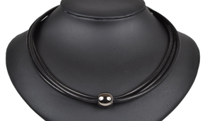 Kort halskæde i sort kalveskind med sort rhodineret kugle magnetlås. 3 rækker. Tykkelse 3,5 mm.